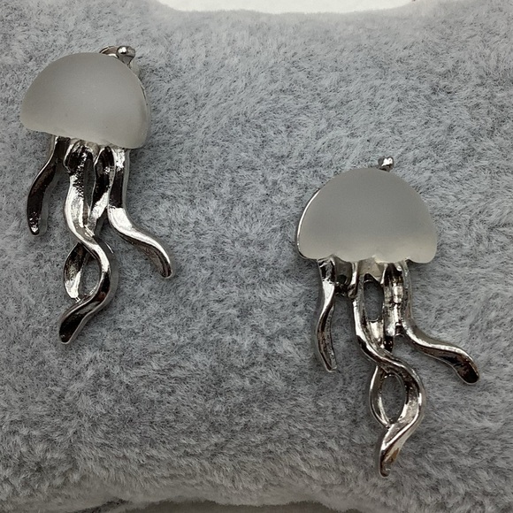🎄🎄Silver Jellyfish Earrings - Picture 1 of 2